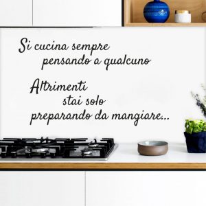 Adesivo murale “Si cucina sempre pensando a qualcuno…”