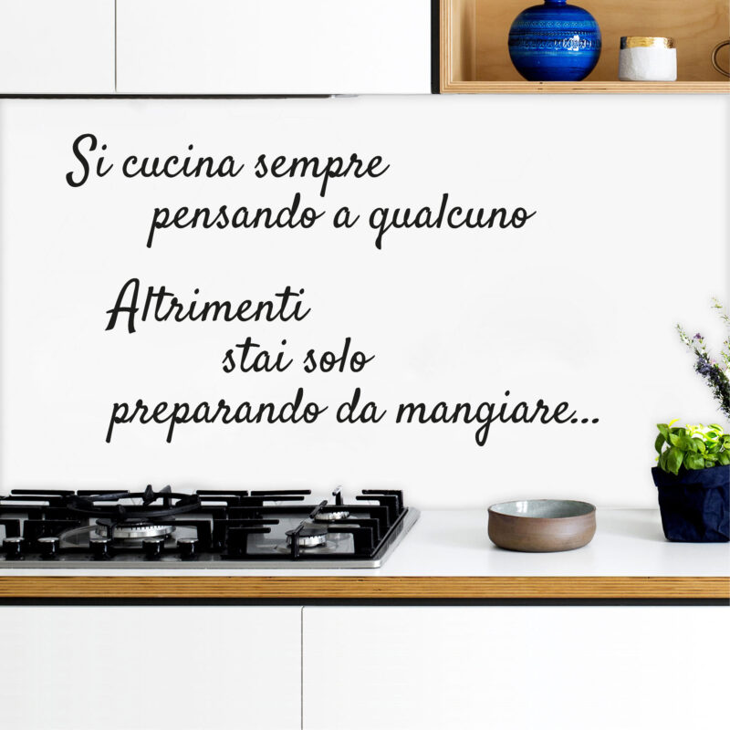 Adesivo murale Si cucina sempre pensando a qualcuno, Grafica, Stampa  e Web